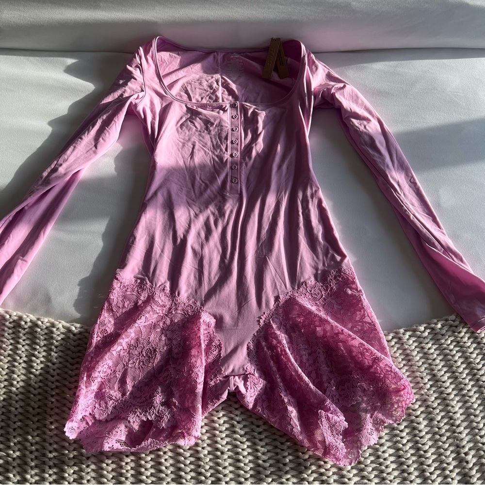 SKIMS LACE LONG SLEEVE ONESIE | PETAL - Picture 4 of 9